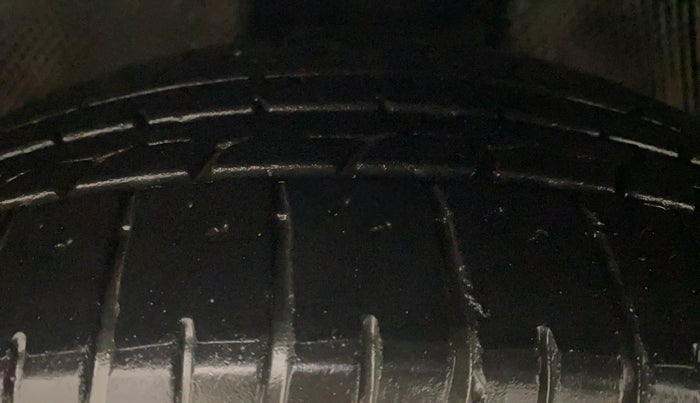 2015 Toyota Innova 2.5 VX 8 STR, Diesel, Manual, 1,02,630 km, Left Front Tyre Tread