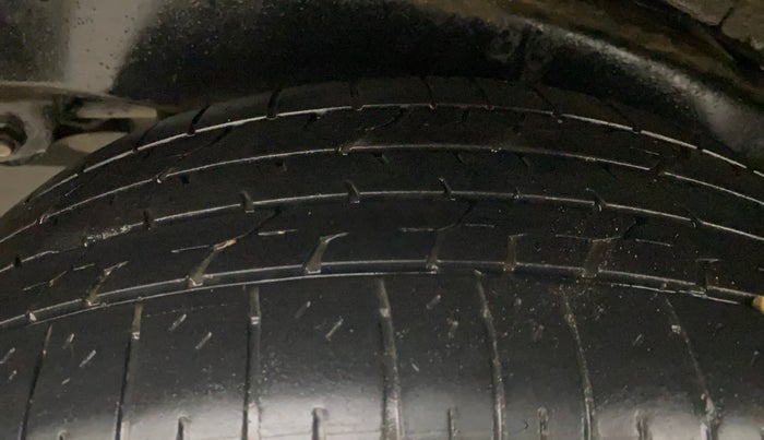 2015 Toyota Innova 2.5 VX 8 STR, Diesel, Manual, 1,02,630 km, Left Rear Tyre Tread