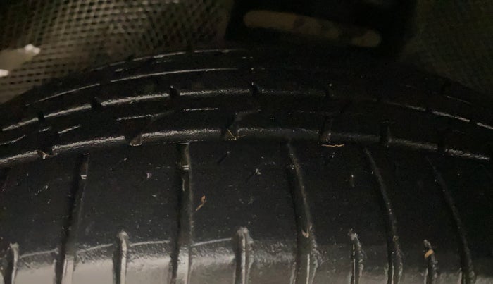 2015 Toyota Innova 2.5 VX 8 STR, Diesel, Manual, 1,02,630 km, Right Front Tyre Tread