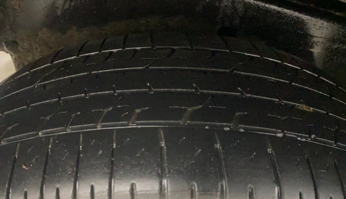 2015 Toyota Innova 2.5 VX 8 STR, Diesel, Manual, 1,02,630 km, Right Rear Tyre Tread