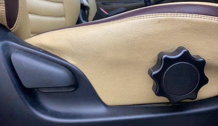 2015 Toyota Innova 2.5 VX 8 STR, Diesel, Manual, 1,02,630 km, Driver Side Adjustment Panel