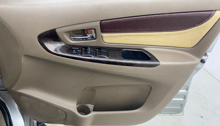 2015 Toyota Innova 2.5 VX 8 STR, Diesel, Manual, 1,02,630 km, Driver Side Door Panels Control