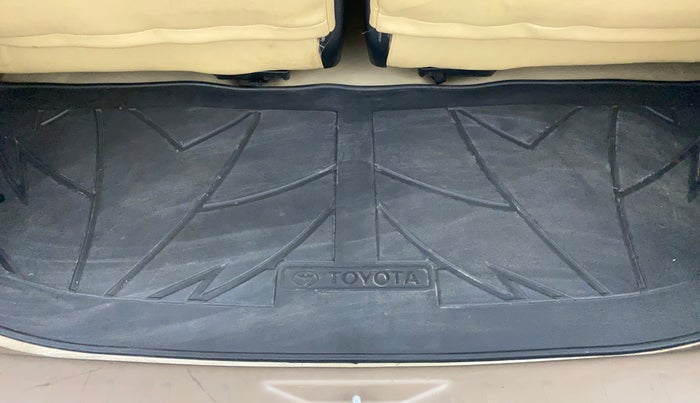 2015 Toyota Innova 2.5 VX 8 STR, Diesel, Manual, 1,02,630 km, Boot Inside