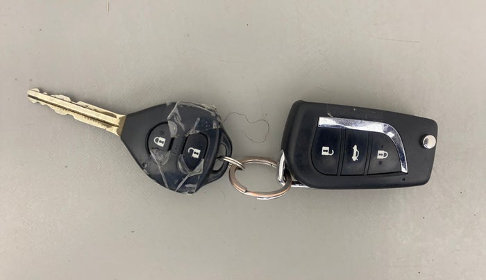 2015 Toyota Innova 2.5 VX 8 STR, Diesel, Manual, 1,02,630 km, Key Close Up