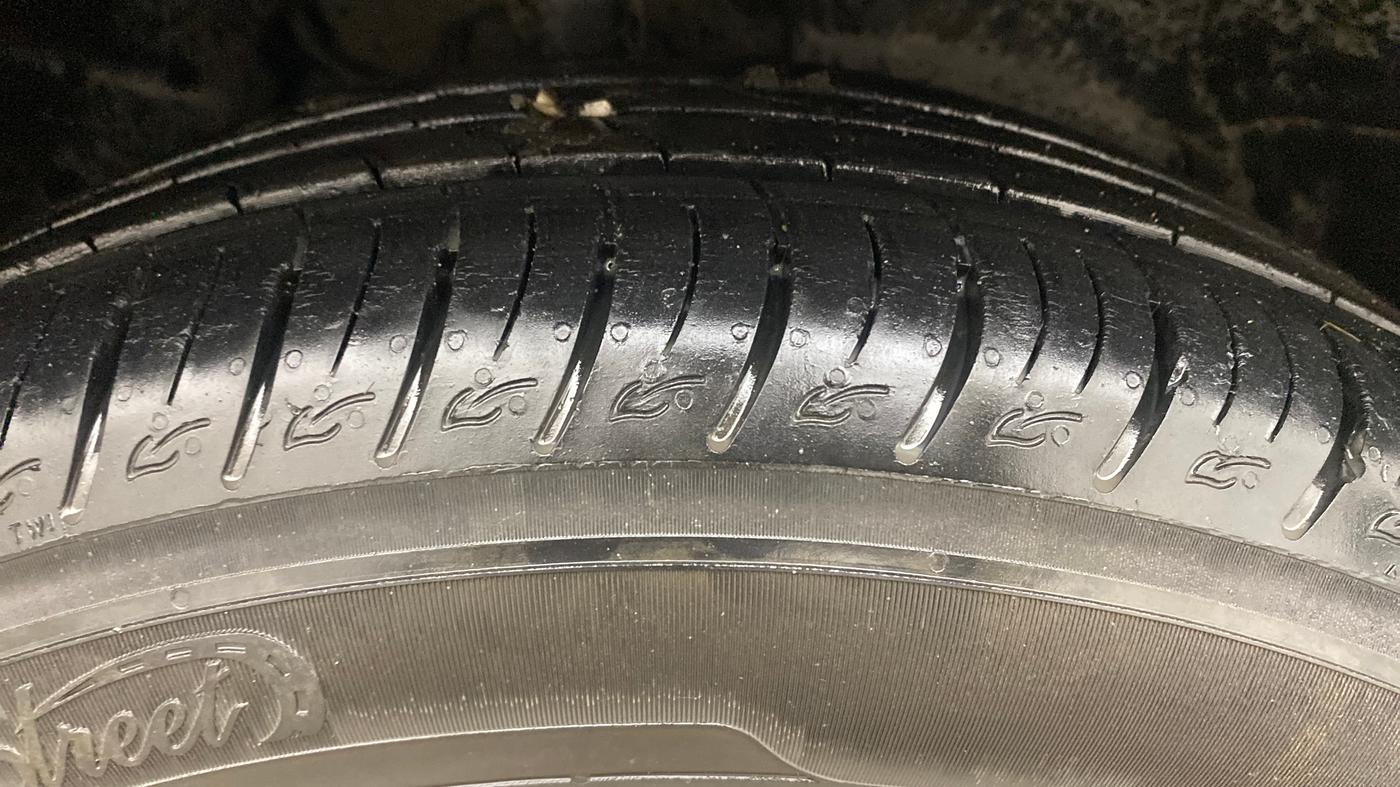 2019 Nissan Kicks XE DIESEL, Diesel, Manual, 1,18,342 km, Right Front Tyre Tread