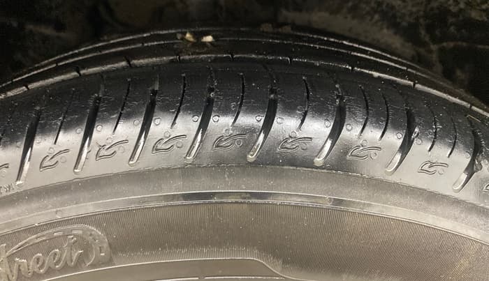 2019 Nissan Kicks XE DIESEL, Diesel, Manual, 1,18,342 km, Right Front Tyre Tread