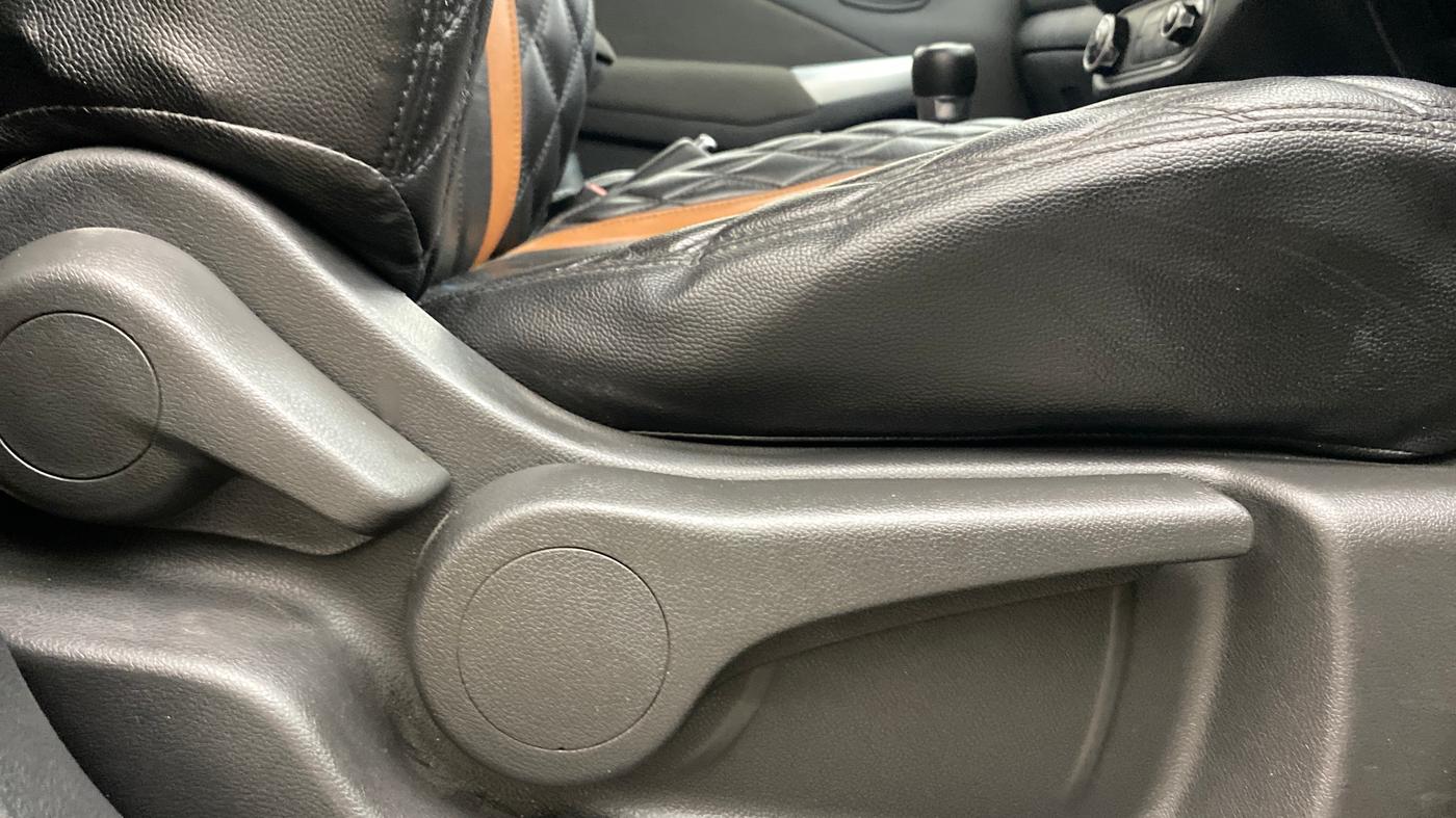 2019 Nissan Kicks XE DIESEL, Diesel, Manual, 1,18,342 km, Driver Side Adjustment Panel