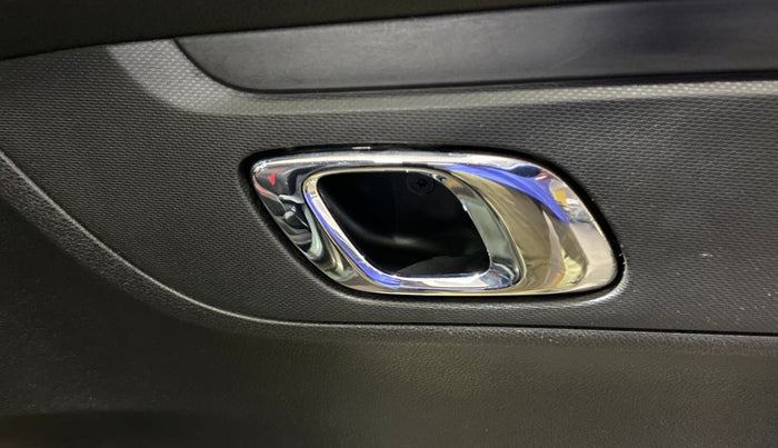 2019 Renault Kwid RXT 1.0 AMT (O), Petrol, Automatic, 45,612 km, Driver Side Door Panels Control