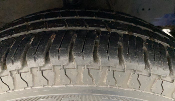 2014 Hyundai Eon MAGNA +, Petrol, Manual, 97,619 km, Right Front Tyre Tread