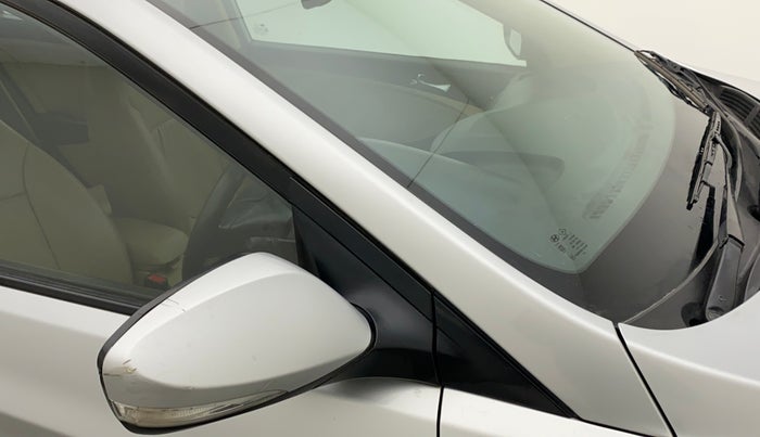 2013 Hyundai Verna FLUIDIC 1.6 VTVT SX, Petrol, Manual, 45,636 km, Right A pillar - Minor scratches