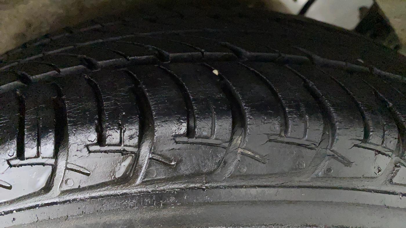 2016 Maruti Celerio VXI CNG D, CNG, Manual, 57,459 km, Right Front Tyre Tread