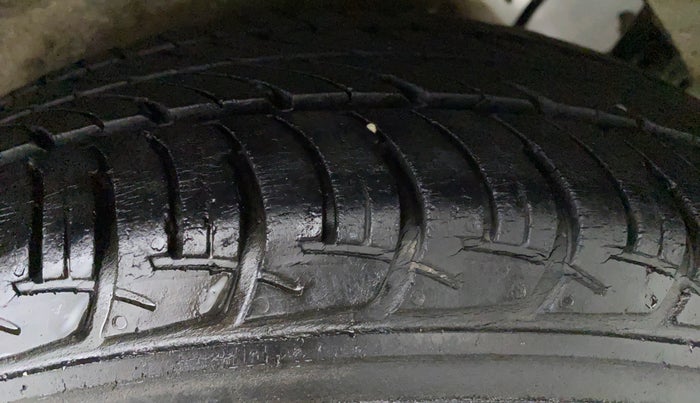 2016 Maruti Celerio VXI CNG D, CNG, Manual, 57,459 km, Right Front Tyre Tread