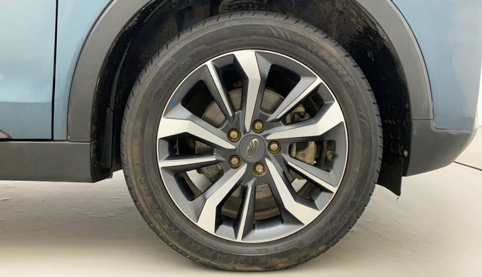 2021 Mahindra XUV300 W8 (O) 1.2 PETROL AMT, Petrol, Automatic, 17,012 km, Right Front Wheel