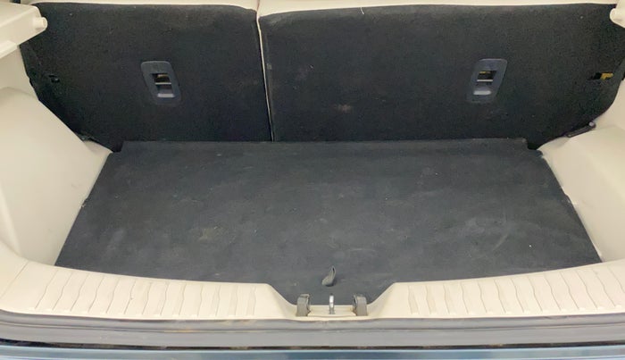 2021 Mahindra XUV300 W8 (O) 1.2 PETROL AMT, Petrol, Automatic, 17,012 km, Boot Inside