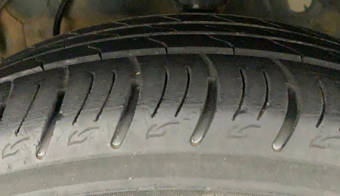 2021 Mahindra XUV300 W8 (O) 1.2 PETROL AMT, Petrol, Automatic, 17,012 km, Left Front Tyre Tread