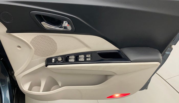 2021 Mahindra XUV300 W8 (O) 1.2 PETROL AMT, Petrol, Automatic, 17,012 km, Driver Side Door Panels Control