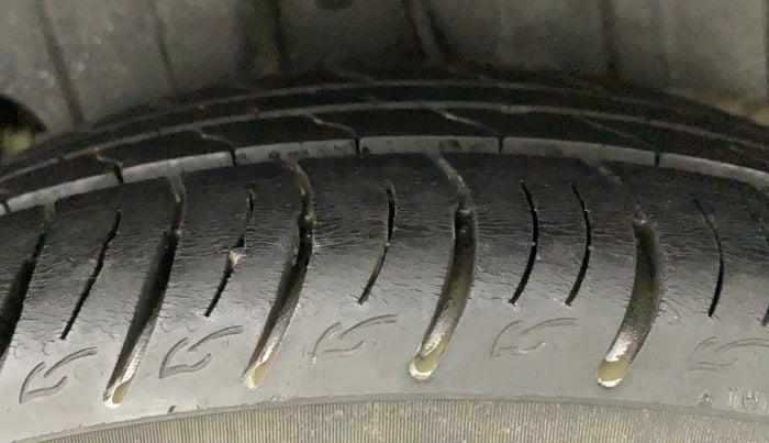 2021 Mahindra XUV300 W8 (O) 1.2 PETROL AMT, Petrol, Automatic, 17,012 km, Left Rear Tyre Tread