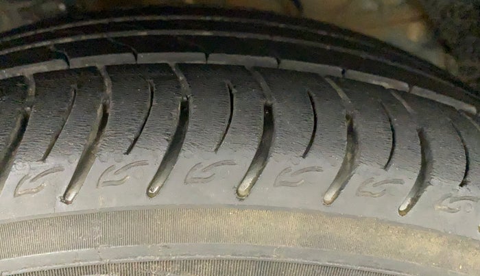 2021 Mahindra XUV300 W8 (O) 1.2 PETROL AMT, Petrol, Automatic, 17,012 km, Right Front Tyre Tread