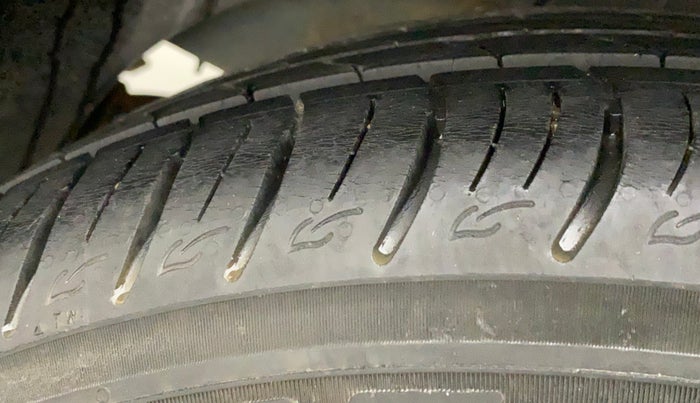 2021 Mahindra XUV300 W8 (O) 1.2 PETROL AMT, Petrol, Automatic, 17,012 km, Right Rear Tyre Tread