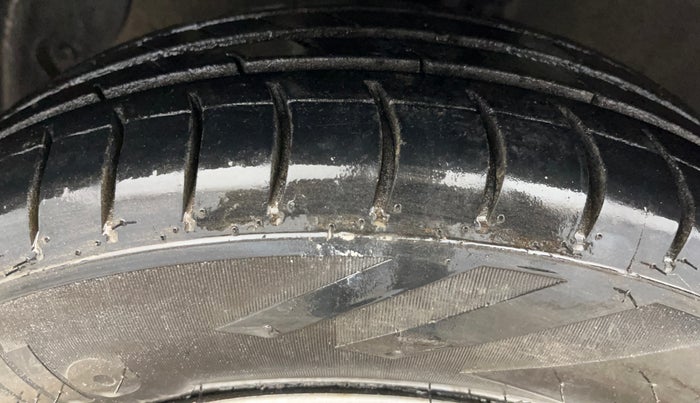 2019 Hyundai Grand i10 MAGNA 1.2 KAPPA VTVT, CNG, Manual, 51,029 km, Left Front Tyre Tread