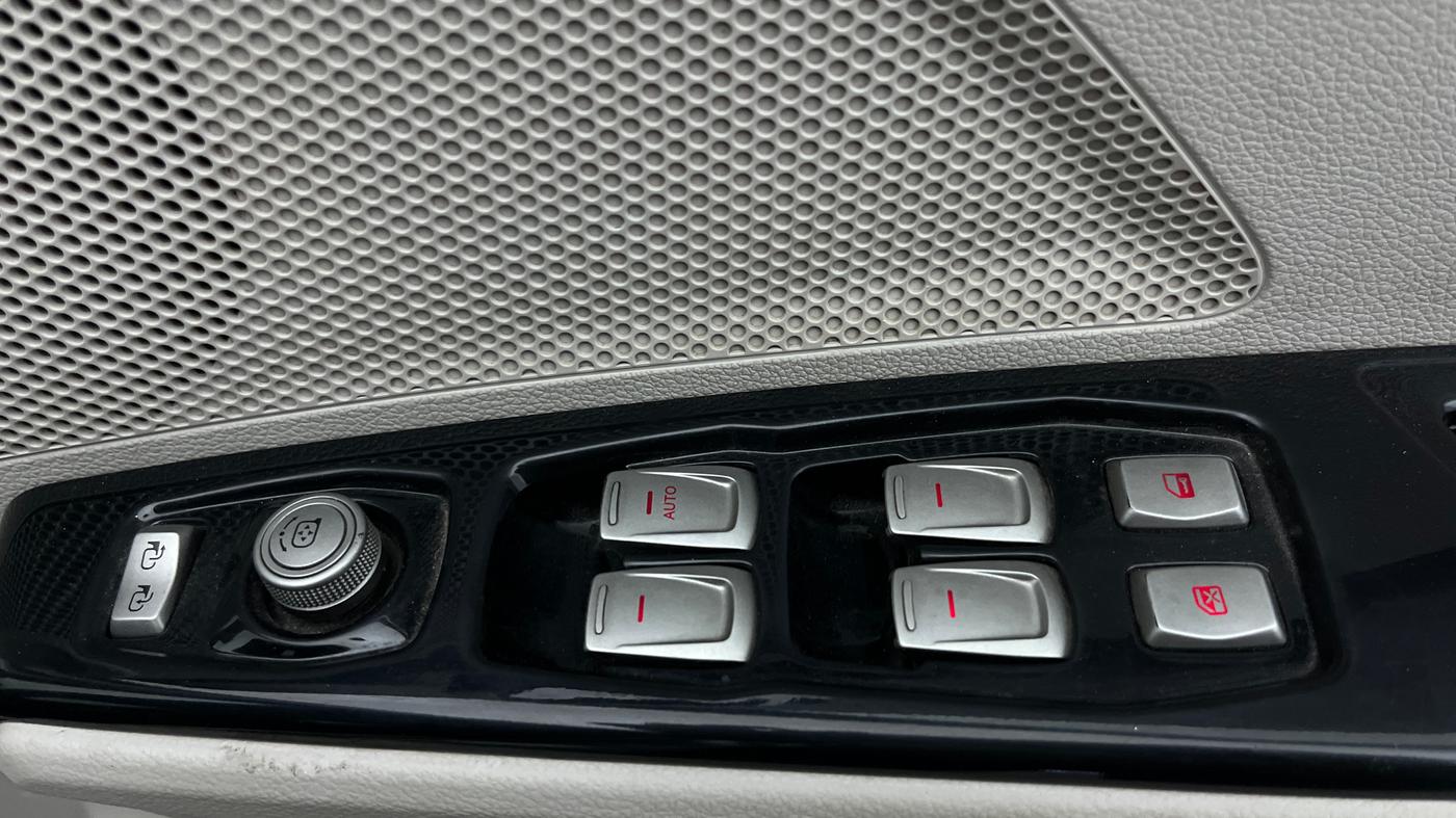 2022 Mahindra XUV300 W8 1.2 PETROL, Petrol, Manual, 29,466 km, Driver Side Door Panels Control