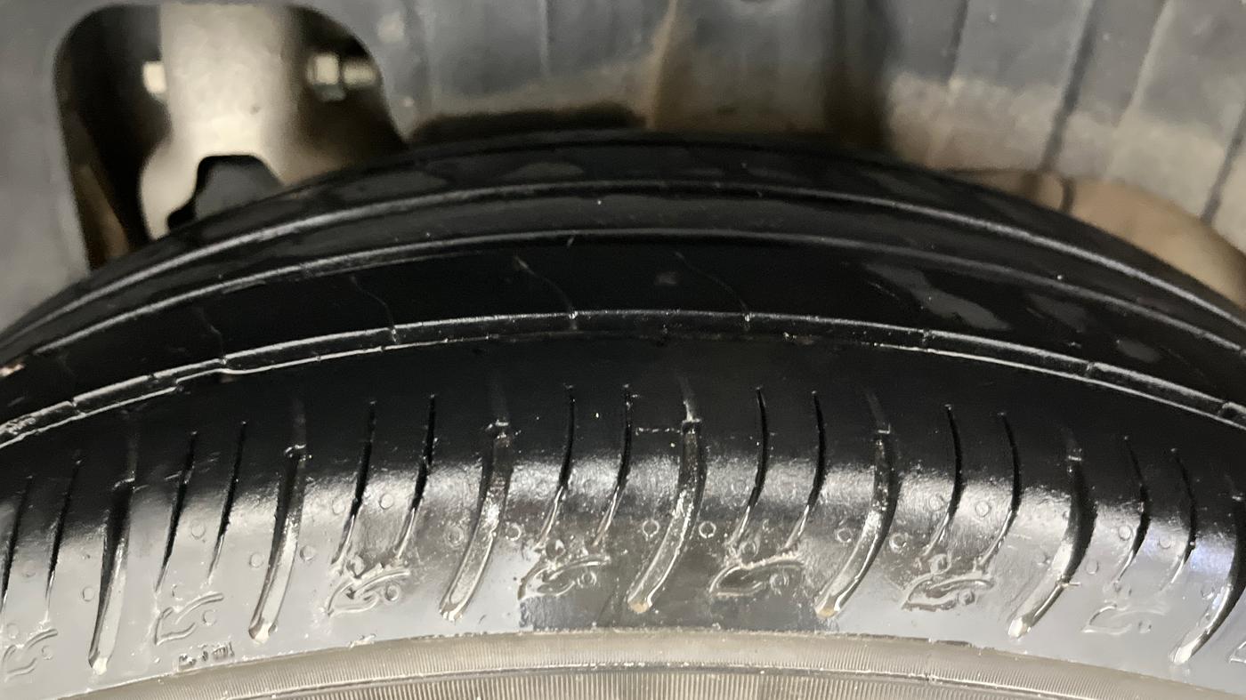 2022 Mahindra XUV300 W8 1.2 PETROL, Petrol, Manual, 29,466 km, Left Rear Tyre Tread
