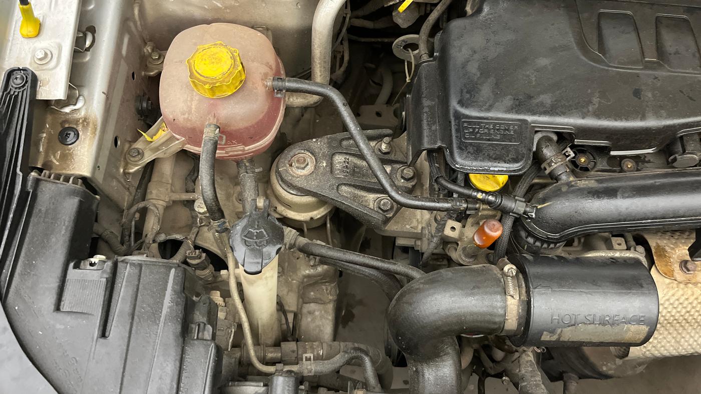 2022 Mahindra XUV300 W8 1.2 PETROL, Petrol, Manual, 29,466 km, Engine View - Right