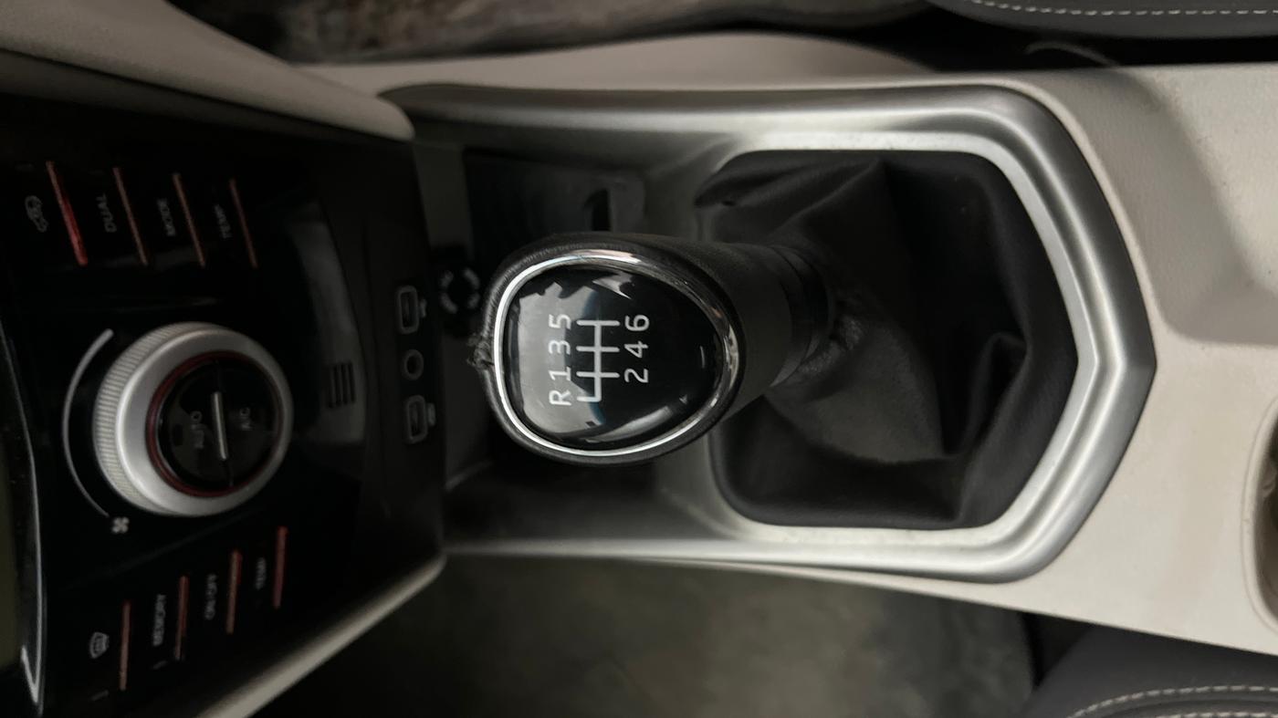2022 Mahindra XUV300 W8 1.2 PETROL, Petrol, Manual, 29,466 km, Gear Lever