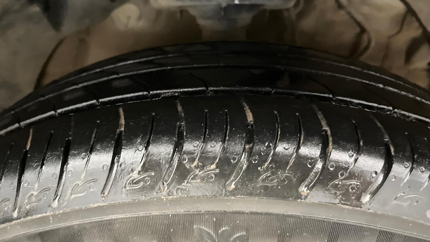 2022 Mahindra XUV300 W8 1.2 PETROL, Petrol, Manual, 29,466 km, Right Front Tyre Tread
