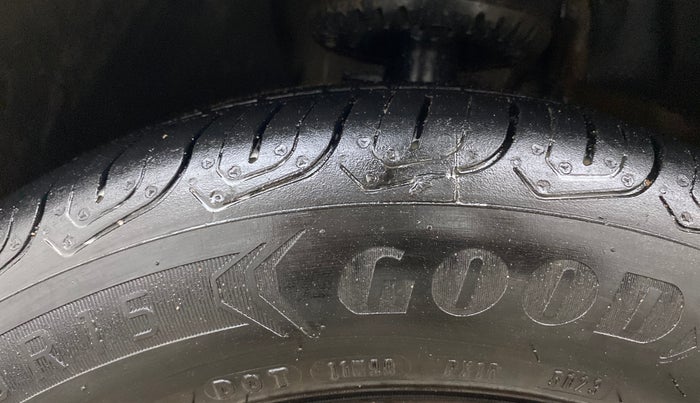 2016 Volkswagen Vento HIGHLINE 1.6 MPI, Petrol, Manual, 73,081 km, Left Front Tyre Tread