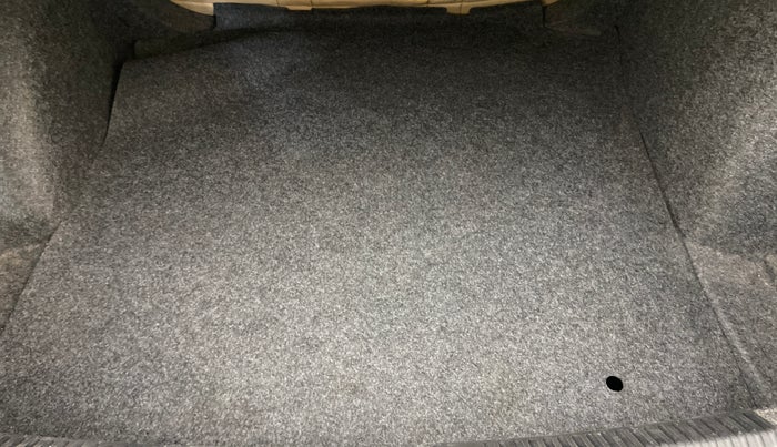 2016 Volkswagen Vento HIGHLINE 1.6 MPI, Petrol, Manual, 73,081 km, Boot Inside