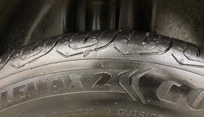 2016 Volkswagen Vento HIGHLINE 1.6 MPI, Petrol, Manual, 73,081 km, Right Rear Tyre Tread