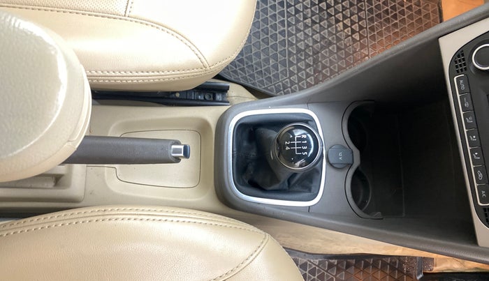 2016 Volkswagen Vento HIGHLINE 1.6 MPI, Petrol, Manual, 73,081 km, Gear Lever