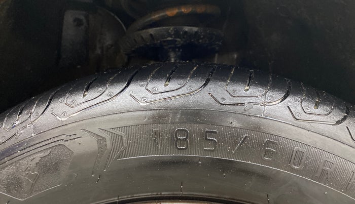 2016 Volkswagen Vento HIGHLINE 1.6 MPI, Petrol, Manual, 73,081 km, Right Front Tyre Tread