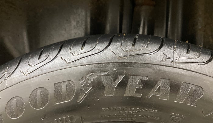 2016 Volkswagen Vento HIGHLINE 1.6 MPI, Petrol, Manual, 73,081 km, Left Rear Tyre Tread