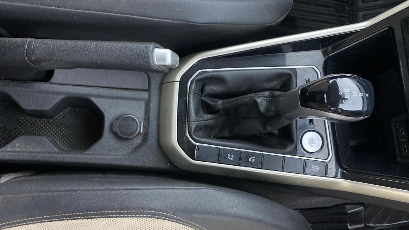 2023 Volkswagen VIRTUS TOPLINE TSI 1.0 AT, Petrol, Automatic, 76,538 km, Gear Lever