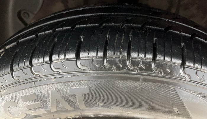 2015 Hyundai Grand i10 SPORTZ 1.2 KAPPA VTVT, Petrol, Manual, 54,303 km, Left Front Tyre Tread