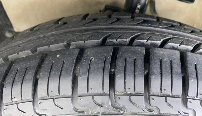 2010 Maruti Swift VXI D, Petrol, Manual, 21,660 km, Left Front Tyre Tread
