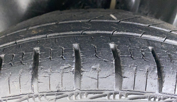 2010 Maruti Swift VXI D, Petrol, Manual, 21,660 km, Left Rear Tyre Tread