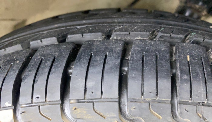 2010 Maruti Swift VXI D, Petrol, Manual, 21,660 km, Right Front Tyre Tread