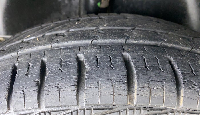 2010 Maruti Swift VXI D, Petrol, Manual, 21,660 km, Right Rear Tyre Tread