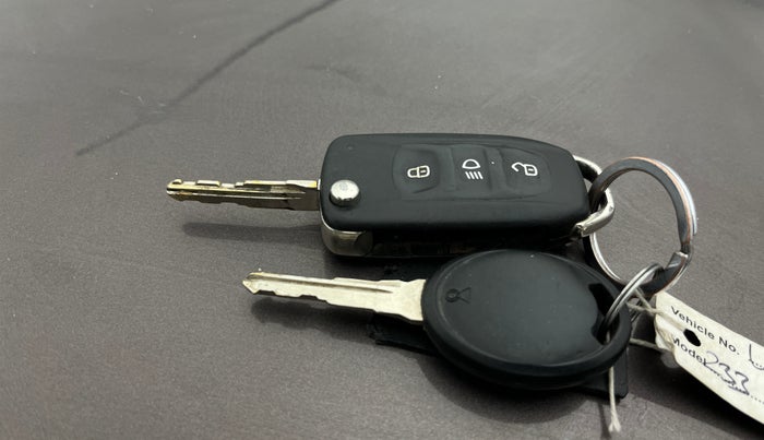 2019 Tata Tiago XZ PETROL, CNG, Manual, 1,13,145 km, Key Close Up