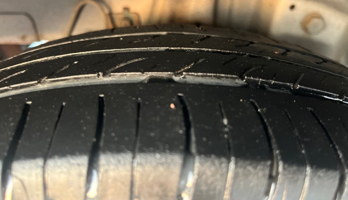 2015 Hyundai Eon MAGNA +, Petrol, Manual, 93,688 km, Right Rear Tyre Tread