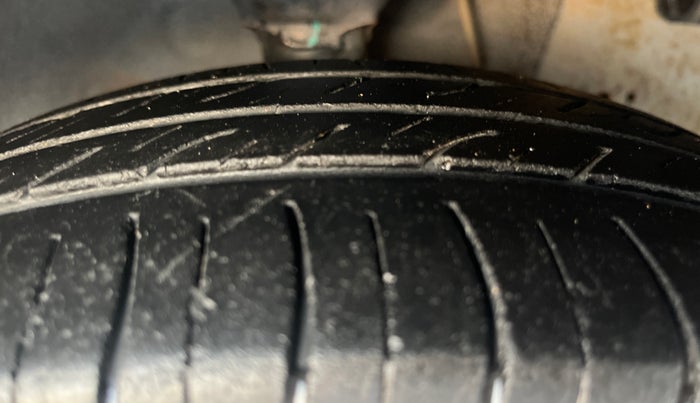 2015 Hyundai Eon MAGNA +, Petrol, Manual, 93,688 km, Right Front Tyre Tread