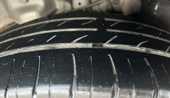 2015 Hyundai Eon MAGNA +, Petrol, Manual, 93,688 km, Left Rear Tyre Tread