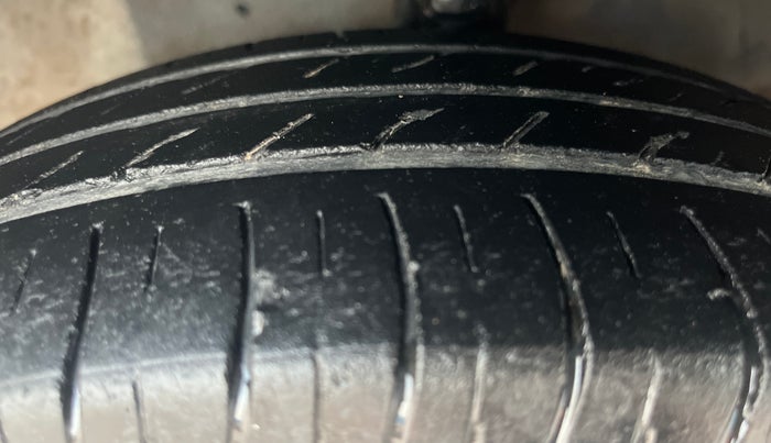 2015 Hyundai Eon MAGNA +, Petrol, Manual, 93,688 km, Left Front Tyre Tread