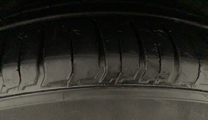 2018 Tata NEXON XZA PLUS DIESEL DUAL TONE, Diesel, Automatic, 1,04,792 km, Right Front Tyre Tread