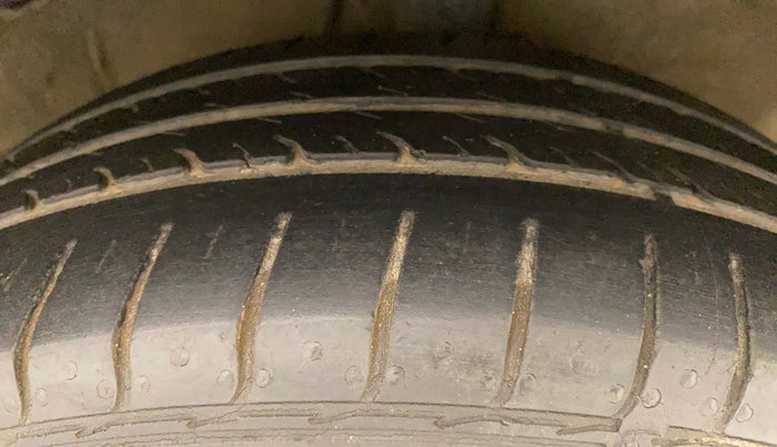 2010 Hyundai i20 MAGNA (O) 1.2, Petrol, Manual, 74,408 km, Right Front Tyre Tread