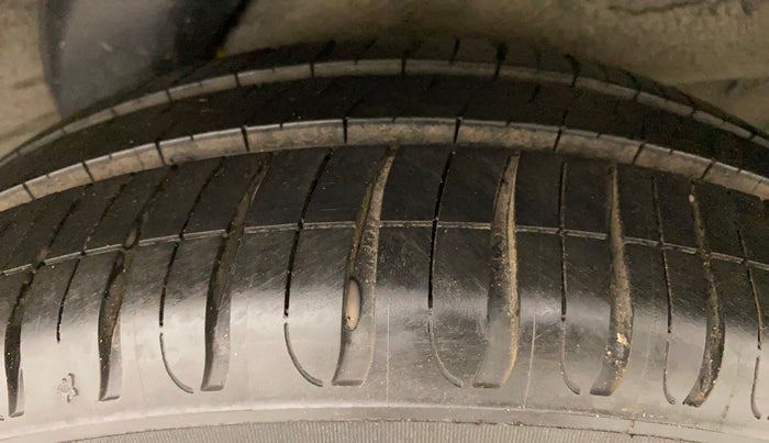 2010 Hyundai i20 MAGNA (O) 1.2, Petrol, Manual, 74,408 km, Left Rear Tyre Tread