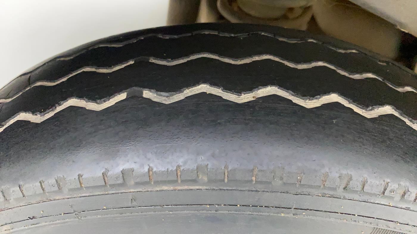 2017 Maruti Eeco 7 STR, Petrol, Manual, 60,941 km, Right Rear Tyre Tread